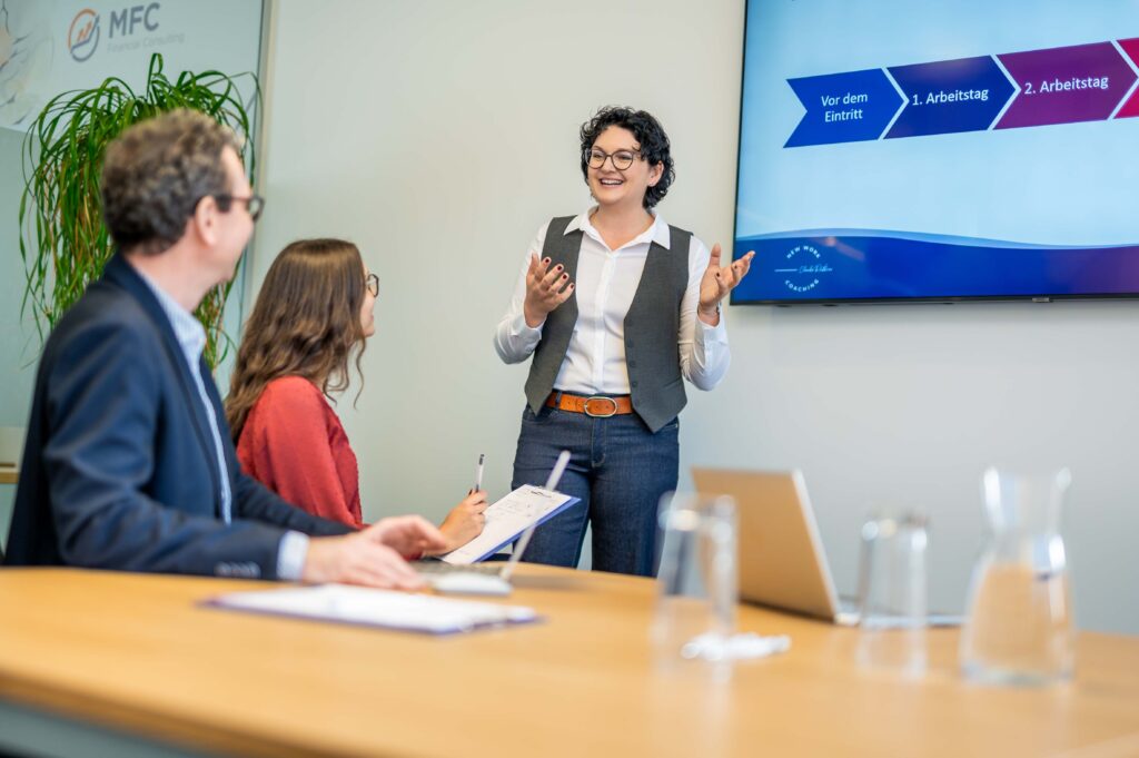 Claudia Reithner bei einer Präsentation im Unternehmen