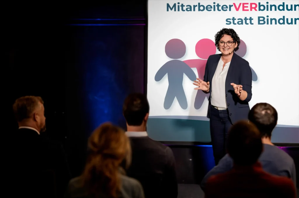 Businesskabarett mit Claudia Reithner Mitarbeiterverbindung statt nur Bindung